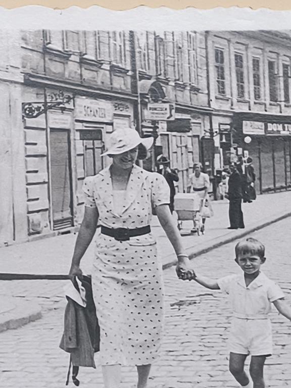 Stare zdjęcie - rodzina na ulicy 11 Listopada w Bielsku-Białej (dawniej Hauptstraße) - lata 30-te