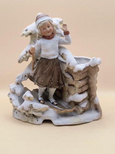 Figurka porcelanowa - dziewczynka