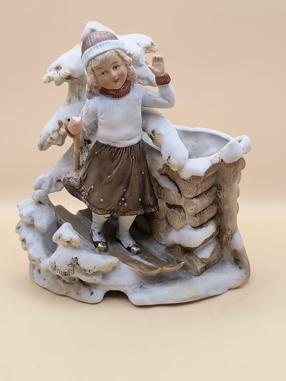 Figurka porcelanowa - dziewczynka