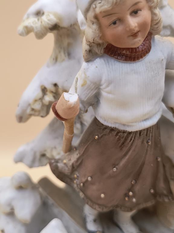 Figurka porcelanowa - dziewczynka
