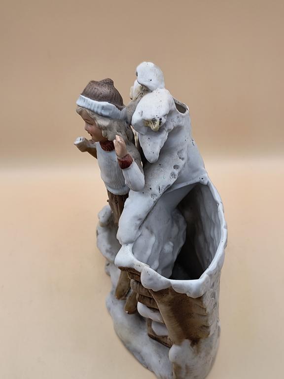 Figurka porcelanowa - dziewczynka
