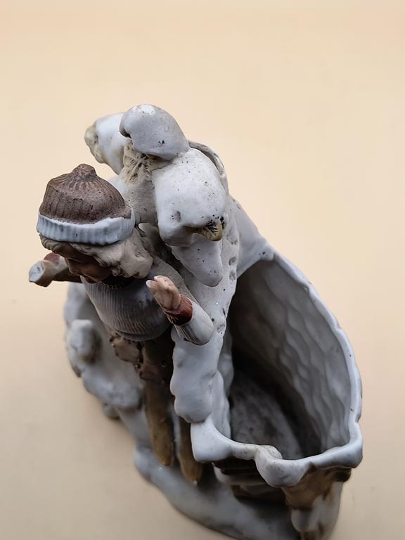 Figurka porcelanowa - dziewczynka
