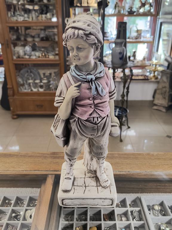 Figurka chłopca-ucznia