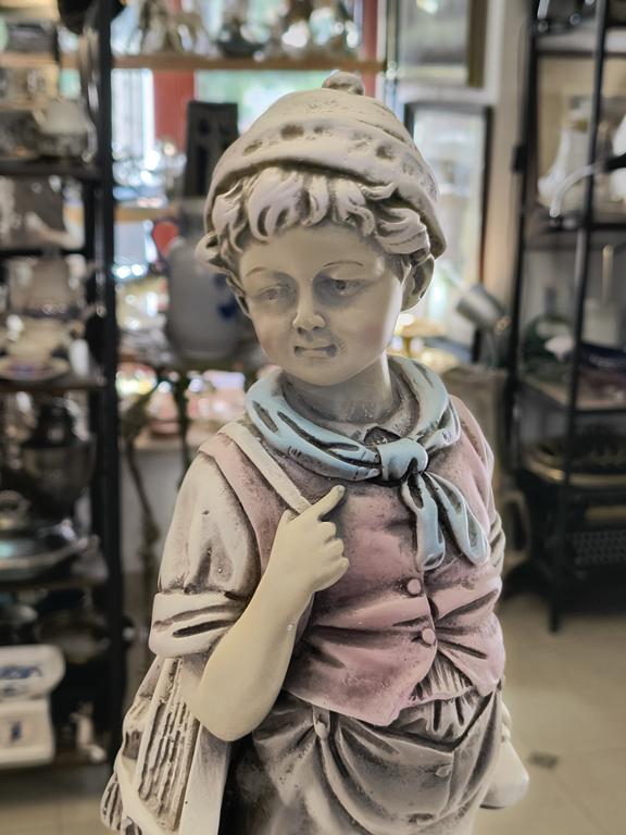 Figurka chłopca-ucznia