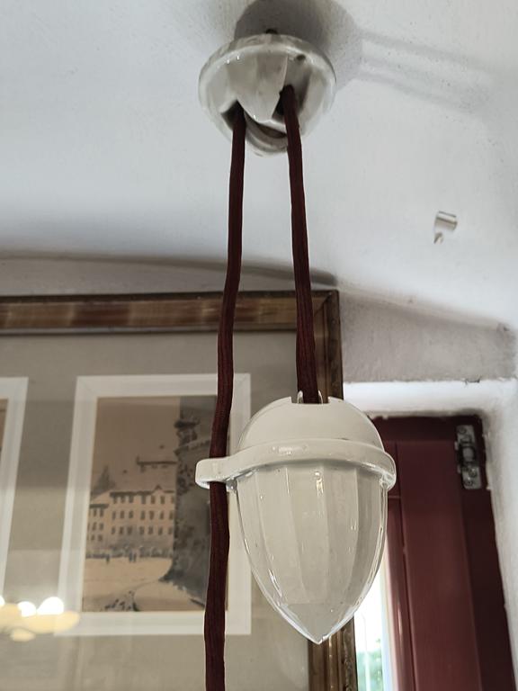 Przedwojenna lampa porcelanowa z wagą