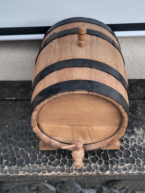 Stara beczka na stojaku