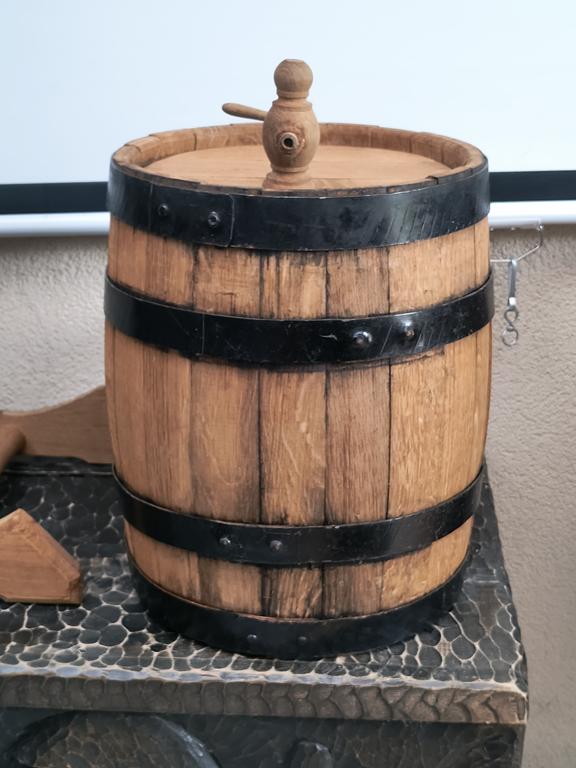 Stara beczka na stojaku