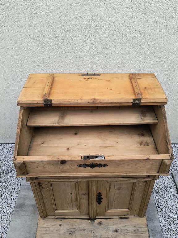 Klęcznik ze schowkami - XIX w.