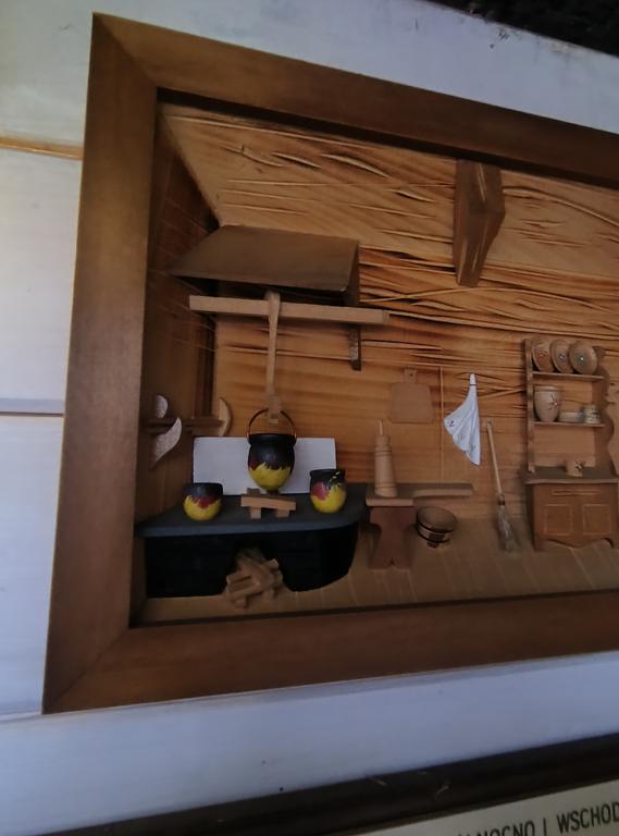Drewniany obraz, diorama - wnętrze chaty wiejskiej