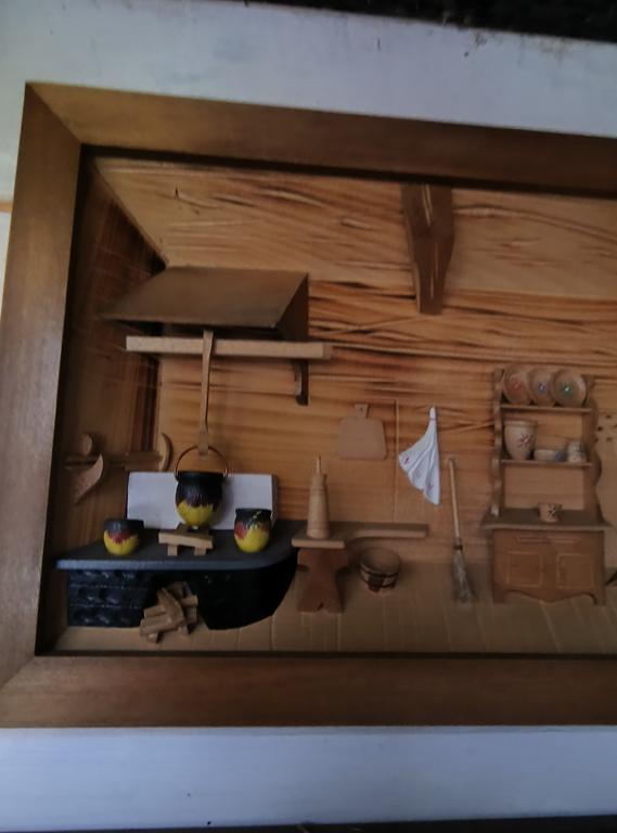 Drewniany obraz, diorama - wnętrze chaty wiejskiej