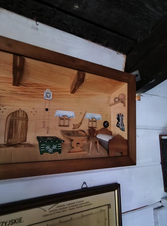 Drewniany obraz, diorama - wnętrze chaty wiejskiej