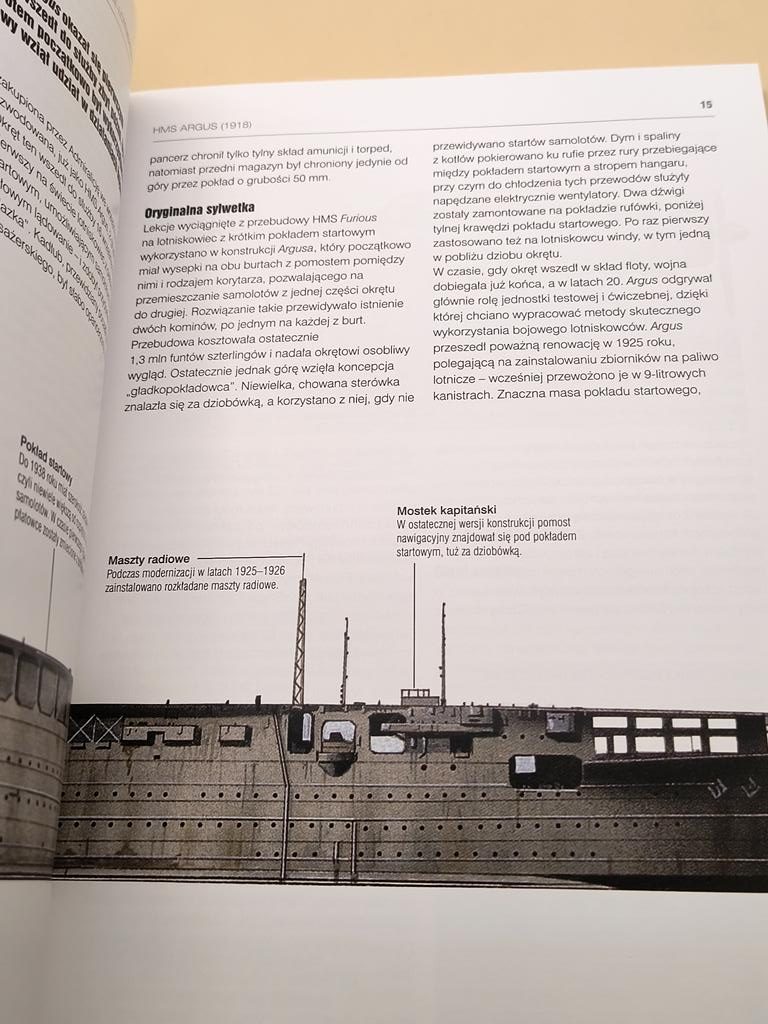 Książka "Najsłynniejsze lotniskowce. Ilustrowana historia" David Ross, 2017 r.