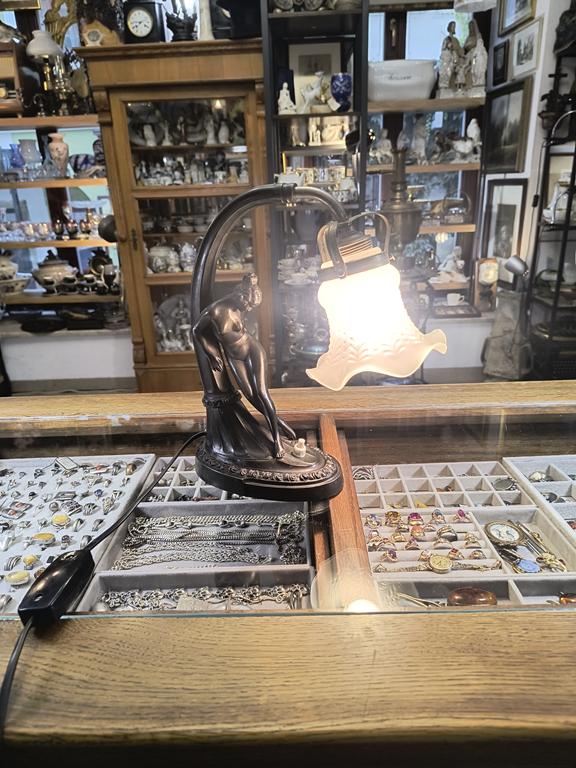Lampka gabinetowa z figurką kobiety - secesja