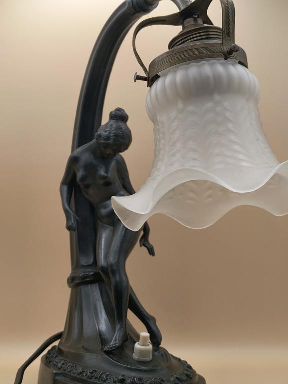Lampka gabinetowa z figurką kobiety - secesja