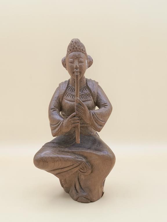 Figurka drewniana - kobieta grająca na flecie