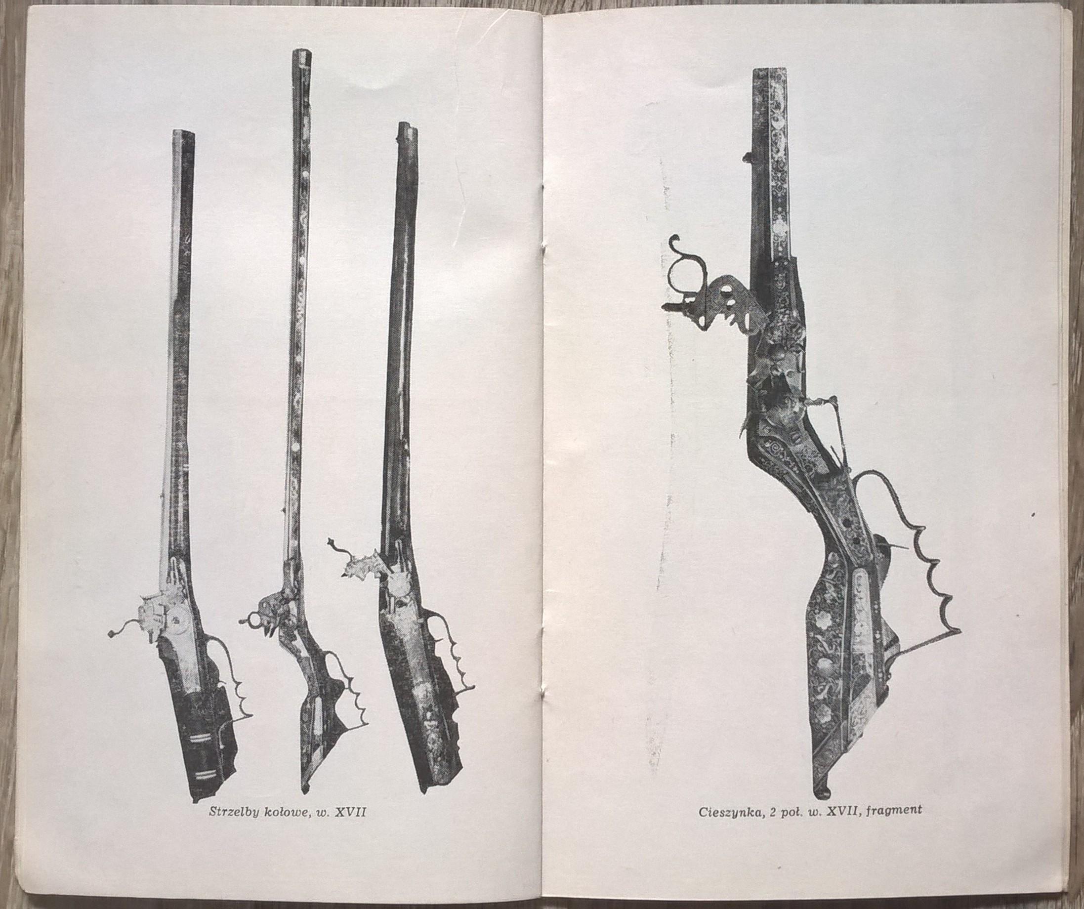 Książeczka "Muzeum Wnętrz Zabytkowych w Pszczynie - Przewodnik po Zbrojowni" Jan Kruczek, 1976 r