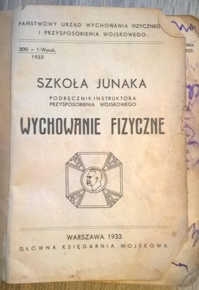 Książka "Szkoła junaka. Podręcznik instruktora przysposobienia wojskowego - WYCHOWANIE FIZYCZNE", 1933 r.