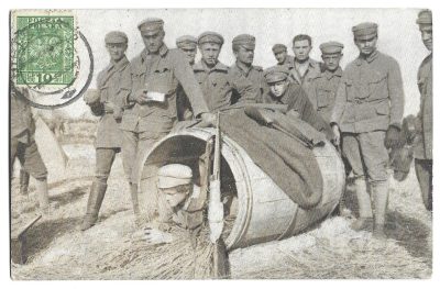 Pocztówka - Legiony polskie, 1935 r. - żołnierze z beczką