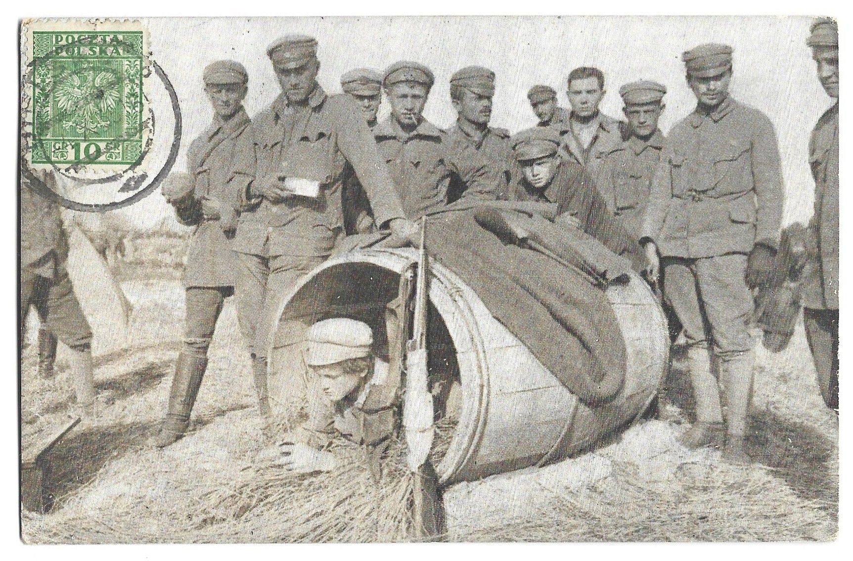 Pocztówka - Legiony polskie, 1935 r. - żołnierze z beczką