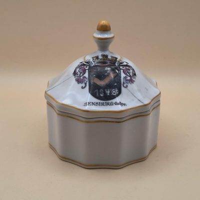 Porcelanowe puzderko z herbem dawnego pruskiego miasta Sensburg (obecnie Mrągowo) w Prusach Wschodnich (Ostpr.)
