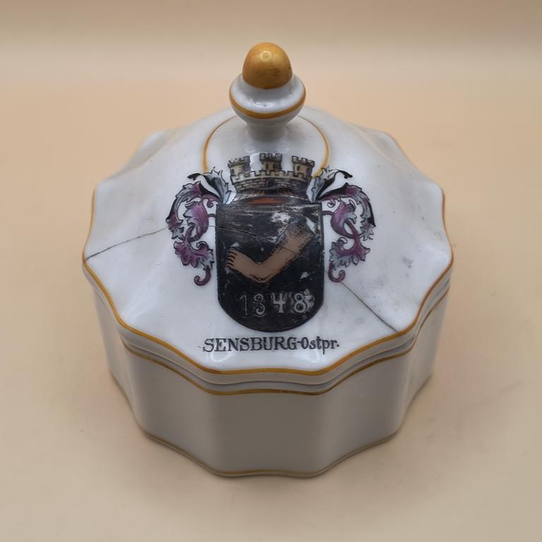 Porcelanowe puzderko z herbem dawnego pruskiego miasta Sensburg (obecnie Mrągowo) w Prusach Wschodnich (Ostpr.)