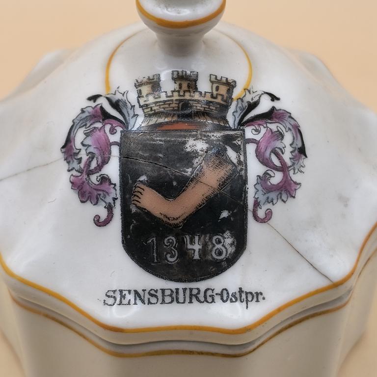 Porcelanowe puzderko z herbem dawnego pruskiego miasta Sensburg (obecnie Mrągowo) w Prusach Wschodnich (Ostpr.)