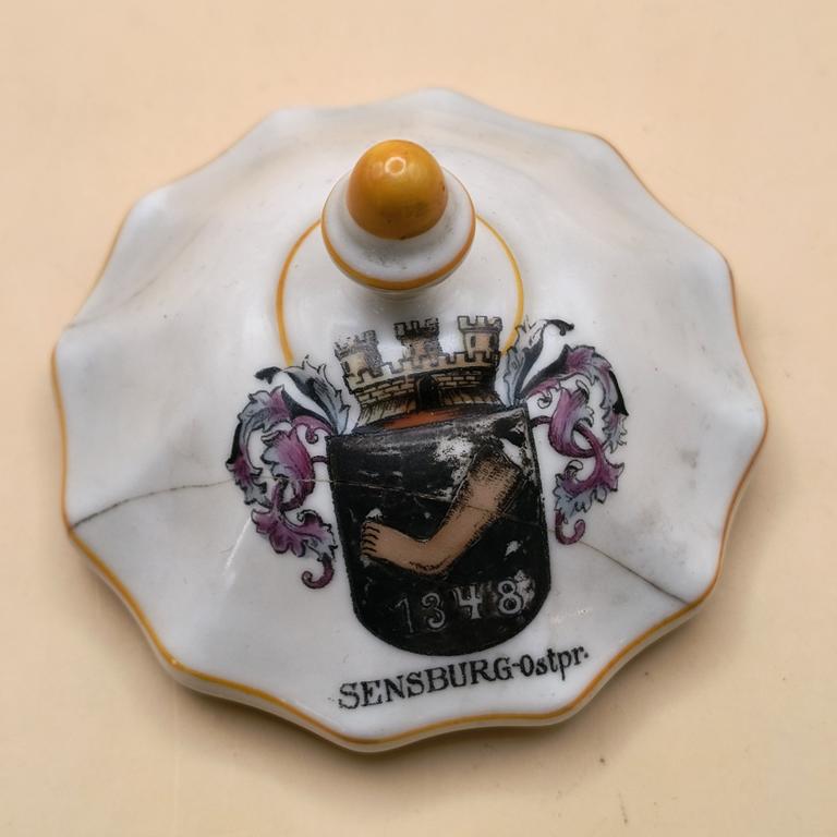 Porcelanowe puzderko z herbem dawnego pruskiego miasta Sensburg (obecnie Mrągowo) w Prusach Wschodnich (Ostpr.)
