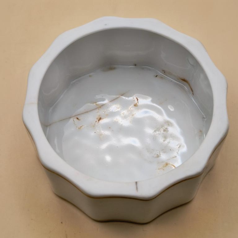 Porcelanowe puzderko z herbem dawnego pruskiego miasta Sensburg (obecnie Mrągowo) w Prusach Wschodnich (Ostpr.)