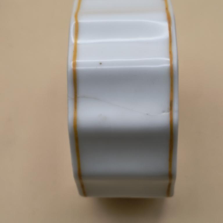 Porcelanowe puzderko z herbem dawnego pruskiego miasta Sensburg (obecnie Mrągowo) w Prusach Wschodnich (Ostpr.)
