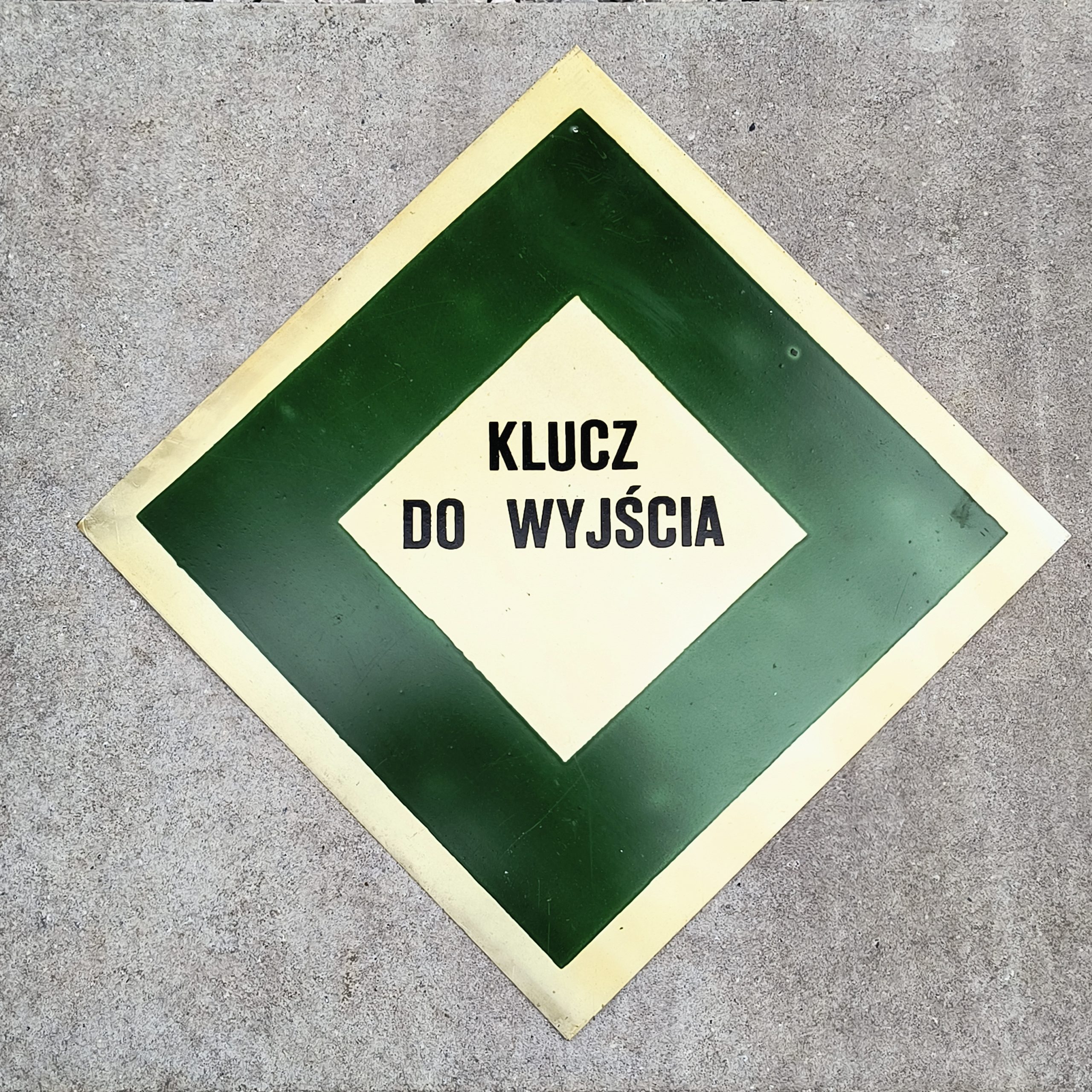 Tabliczka informacyjna PRL - KLUCZ DO WYJŚCIA