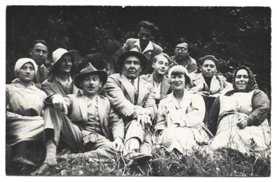 Zdjęcie - malarz Stanisław Kamocki z uczniami na plenerze malarskim w Krościenku nad Dunajcem, w czerwcu 1932 roku