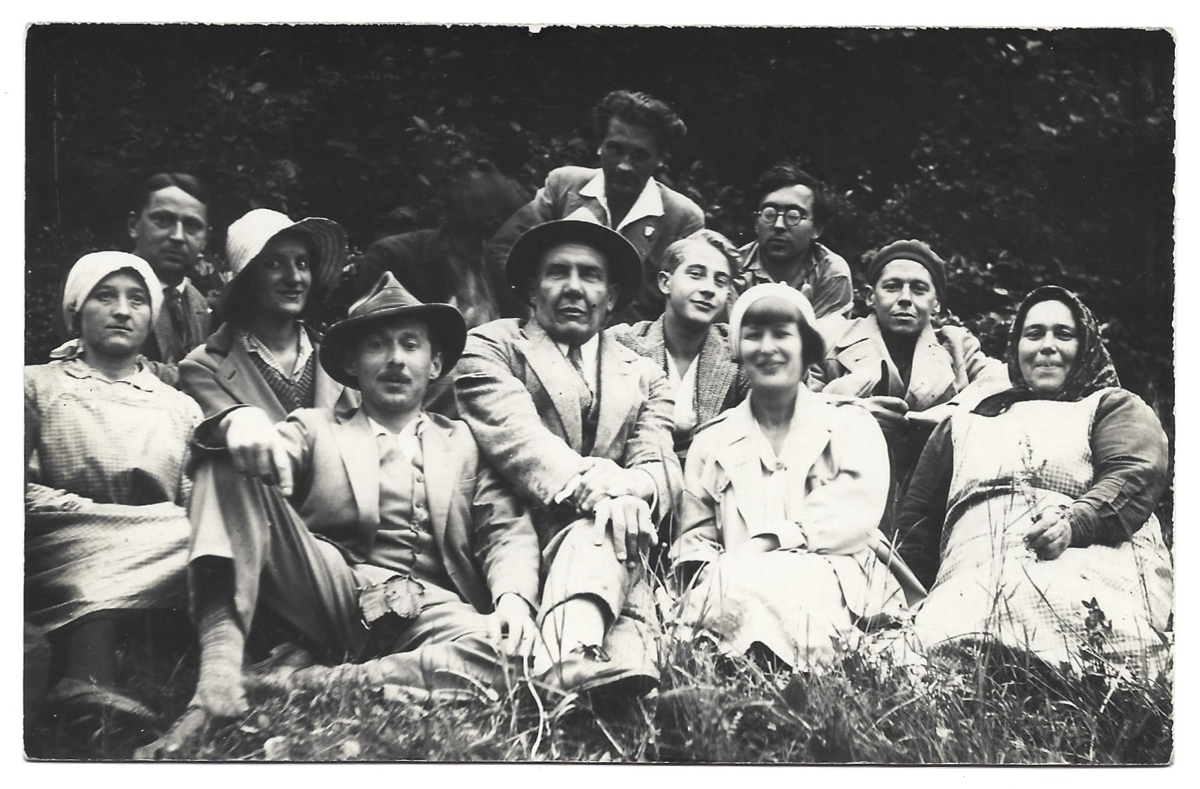 Zdjęcie - malarz Stanisław Kamocki z uczniami na plenerze malarskim w Krościenku nad Dunajcem, w czerwcu 1932 roku