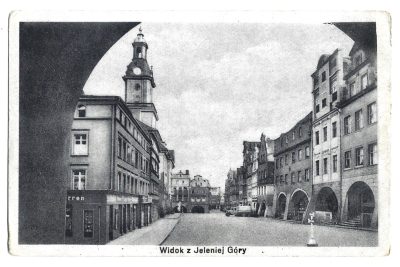 Pocztówka - Widok z Jeleniej Góry - Widok przez arkady w kierunku rynku