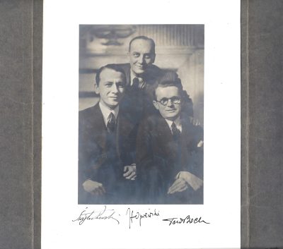 Nagroda w konkursie Polskiego Radia z roku 1938 - wizerunek spikerów z ich podpisami: Zbigniew Świętochowski, Józef Opieński, Tadeusz Bocheński