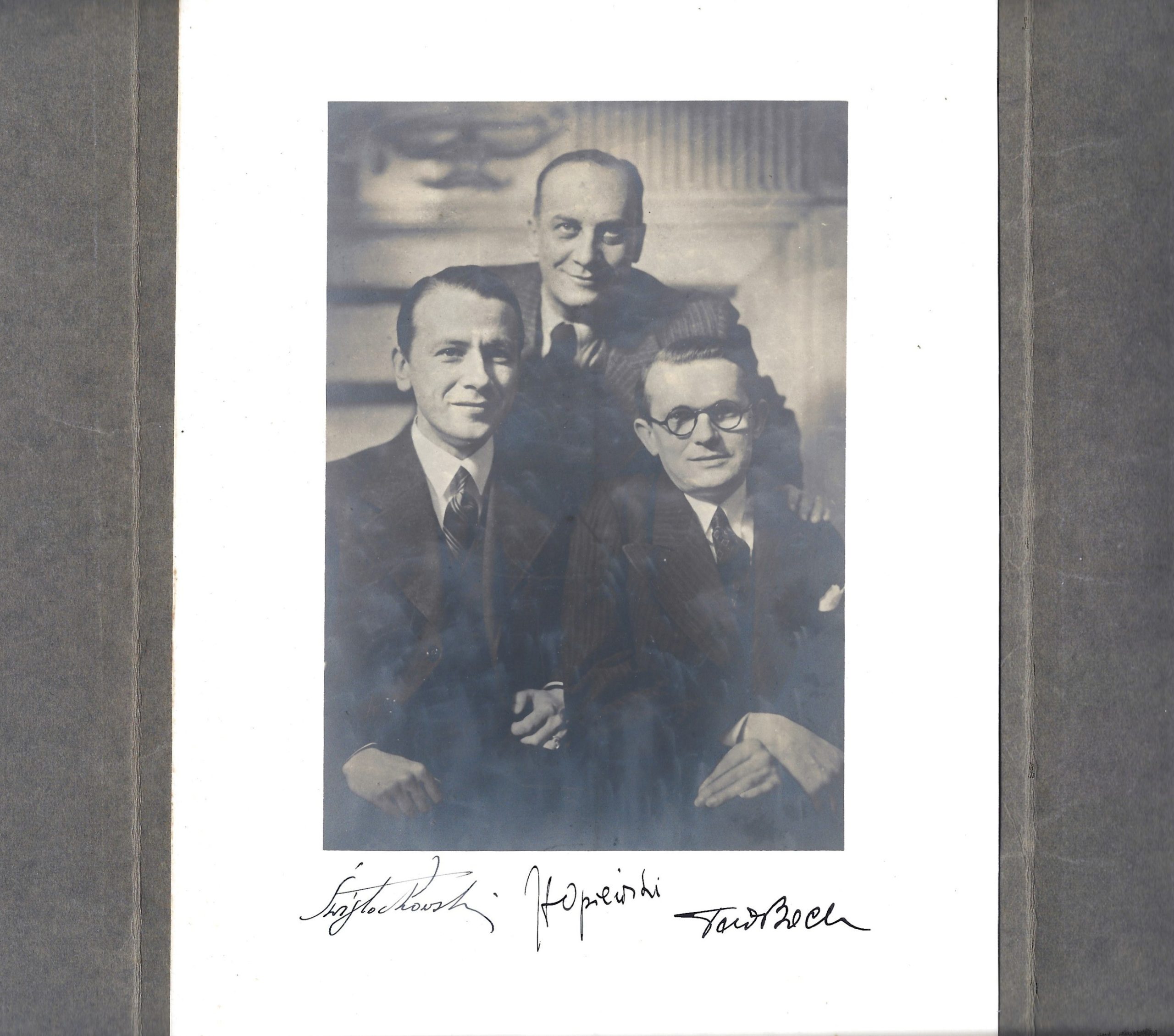 Nagroda w konkursie Polskiego Radia z roku 1938 - wizerunek spikerów z ich podpisami: Zbigniew Świętochowski, Józef Opieński, Tadeusz Bocheński