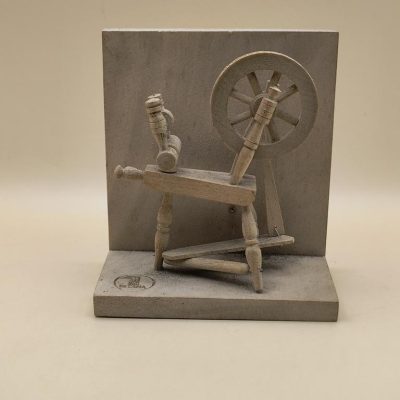 Figurka drewniana - kołowrotek - reklama BEFAMA