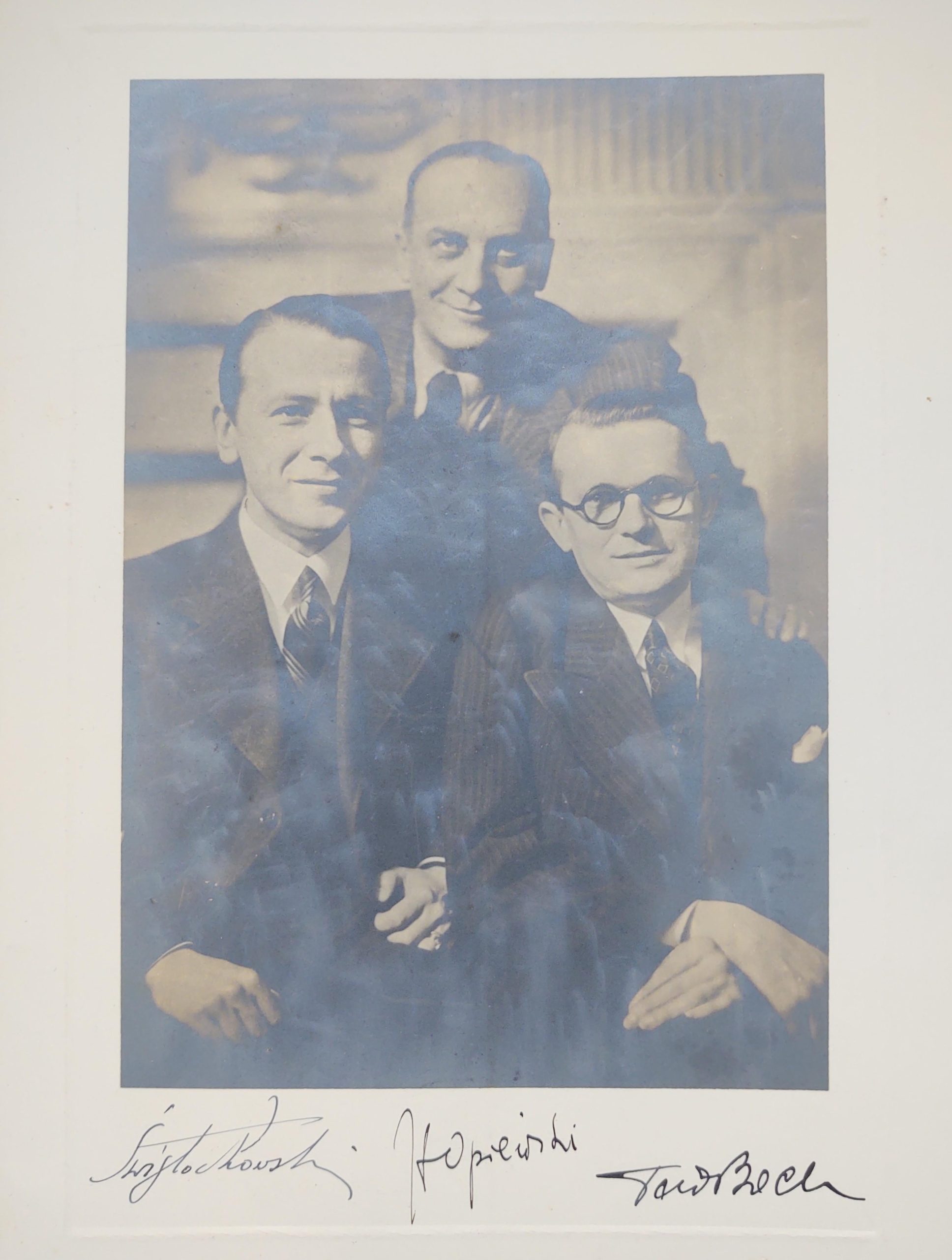 Nagroda w konkursie Polskiego Radia z roku 1938 - wizerunek spikerów z ich podpisami: Zbigniew Świętochowski, Józef Opieński, Tadeusz Bocheński