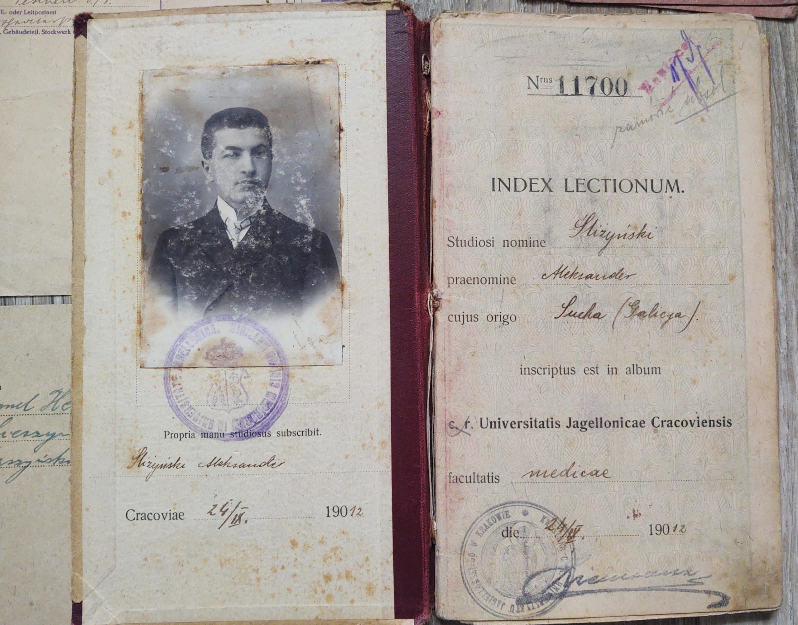 Zestaw zdjęć i dokumentów po lekarzu Aleksandrze Śliżyńskim