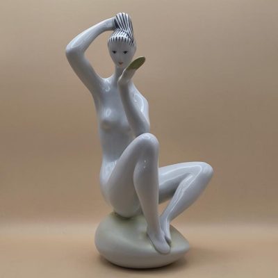 Figurka porcelanowa – kobieta - ZSOLNAY, Węgry
