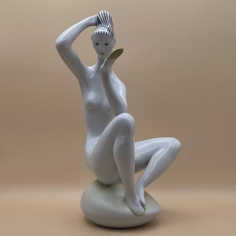 Figurka porcelanowa – kobieta - ZSOLNAY, Węgry