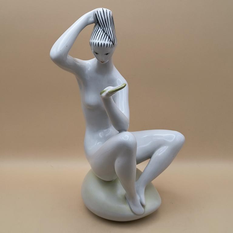 Figurka porcelanowa – kobieta - ZSOLNAY, Węgry