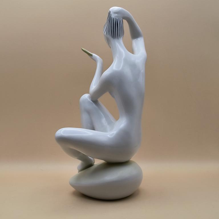 Figurka porcelanowa – kobieta - ZSOLNAY, Węgry