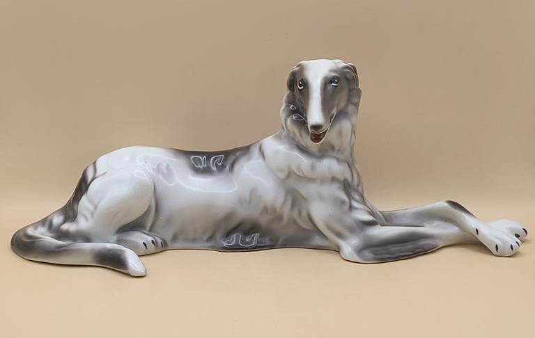 Figurka porcelanowa "Chart leżący"-Wałbrzych
