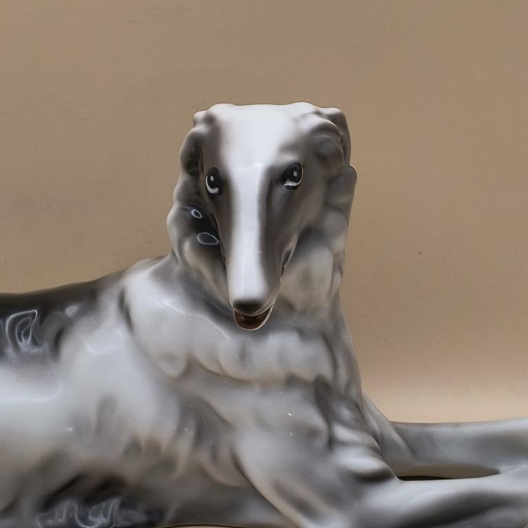 Figurka porcelanowa "Chart leżący"-Wałbrzych