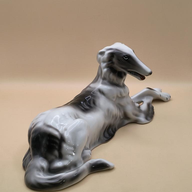 Figurka porcelanowa "Chart leżący"-Wałbrzych