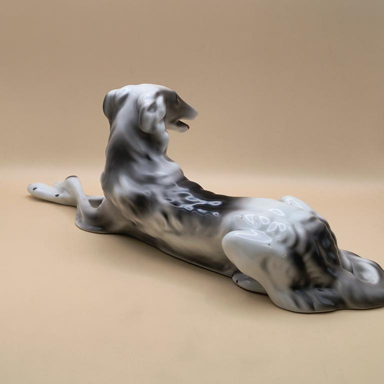 Figurka porcelanowa "Chart leżący"-Wałbrzych