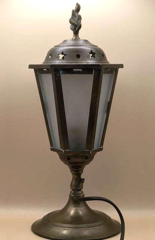 Mosiężna lampa w stylu latarni ulicznej