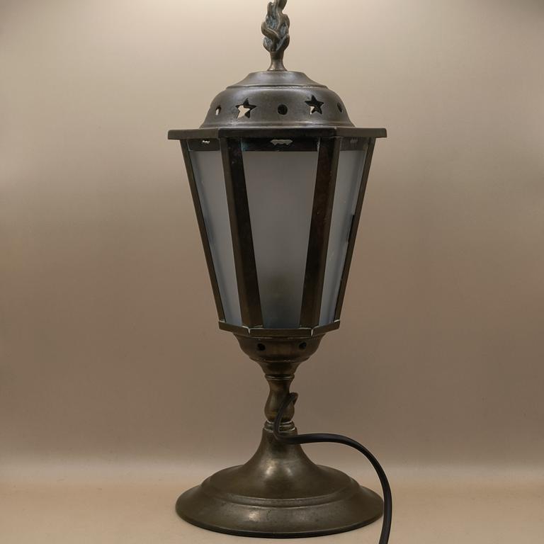 Mosiężna lampa w stylu latarni ulicznej