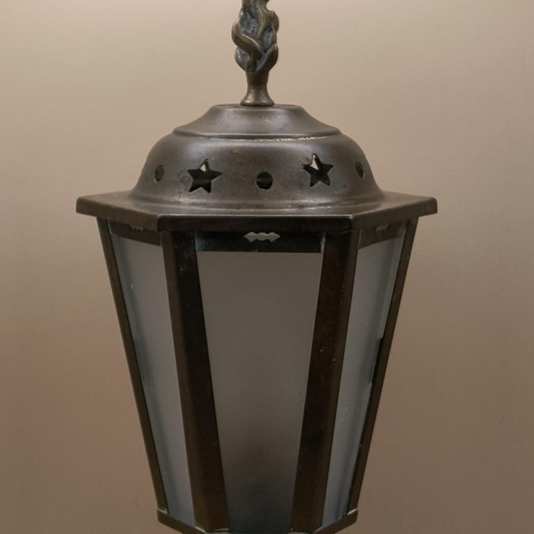 Mosiężna lampa w stylu latarni ulicznej