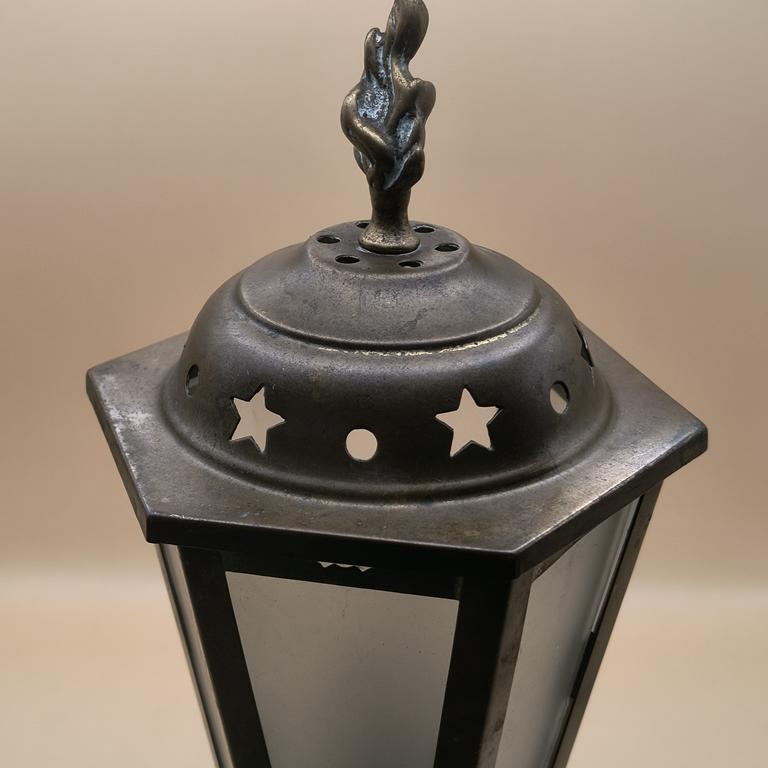 Mosiężna lampa w stylu latarni ulicznej